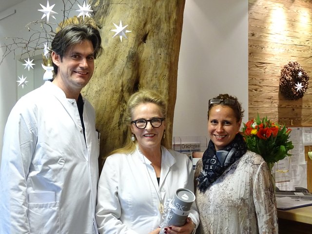 v.l.n.r.: Prim. Priv.-Doz. Dr. Michael Fischer (Ärztlicher Direktor), Maria-Luise Kogler, Prok. Marion Macher, MBA (Verwaltungsdirektorin) | Foto: Rehazentrum Kitzübhel