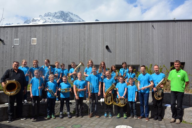 Das Jugendorchester Neukirchen mit Kapellmeister Lorenz Brandauer, Jugendreferent Maximilian Stotter (re.) und Tubist Kurt Budimayr (li.) nach dem erfolgreichen Auftritt beim Landeswettbewerb.  | Foto: Gottfried Maierhofer