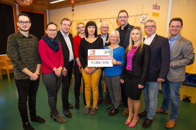 Die Spende in Höhe von 1.300 Euro wurde von AK-Präsident Gerhard Michalitsch dem Haus Gabriel in Riedlingsdorf übergeben. | Foto: AK Burgenland