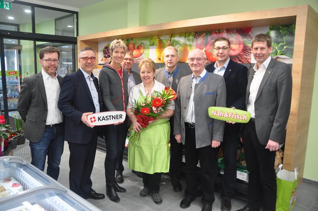 Nahversorgerin Maria Pöll, Bürgermeister Gerhard Wandl mit Vertretern des Gemeinderats NR Martina Diesner-Wais und KR Christof Kastner | Foto: Kaufmann Hermann