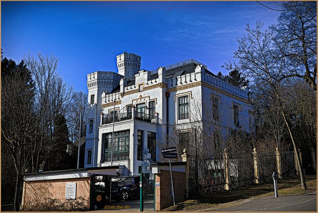 Ein Stück bergab findet man die Villa Novak, auch Ganserlburg oder Klein-Miramare genannt.
Wurde fälschlicherweise stets als Villa Zagorsky bezeichnet. Die Villa des letzten Ottakringer Bürgermeisters befand sich jedoch etwas weiter unterhalb und existiert leider nicht mehr.