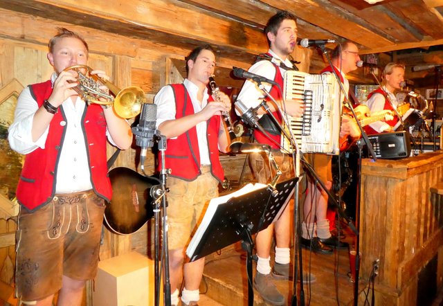 Seppi Hetzenauer, Stefan Werlberger, Tobias Auer, Manfred Rofner und Reinhard Horngacher begeistern jeden Donnerstag Abend als "Hexenalm Quintett" in Söll. | Foto: Haun