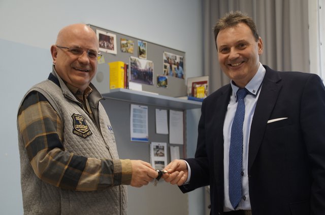 Die symbolische Schlüsselübergabe von Michael Mrkvicka und  seinem designierten Nachfolger Andreas Fürst im Büro des Vize.