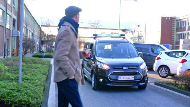 Ford testet Lichtsignale für die Kommunikation zwischen Fußgängern und autonomen Fahrzeugen. | Foto: Ford