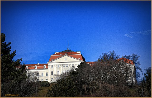Und auf all dieses blickt das Schloss Wilhelminenberg...