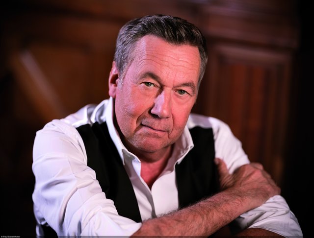 Roland Kaiser zählt seit Jahrzehnten zu den Superstars der Schlagerpop-Szene. Der Auftritt in Nauders verspricht ein gigantisches Hitfeuerwerk. Im März erscheint das neue Album „Alles oder Dich“
 | Foto:  ROLAND_KAISER_Alles oder Dich_Pressefoto_Paul-Schirnhofer