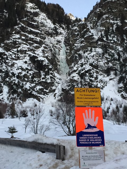 Beim Bodenbach Wasserfall wurden sechs Eiskletterer von einer Lawine erfasst und dabei verletzt.