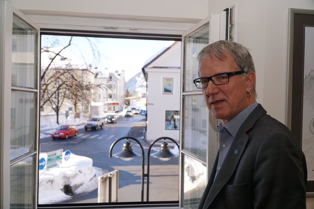 Vom Fenster seines Büros hat Bgm. Luis Oberer den direkten Blick hinaus zur Lindenstraße. | Foto: Reichel