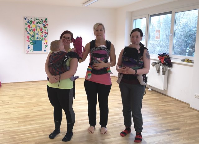Natalie Weinbauer mit Tochter Finja, Kangatrainerin Claudia Wittmann sowie Bianca Werilly, mit ihrem Sohn Jaden, hatten viel Spaß beim "gemeinsamen schwitzen".  | Foto: Werilly