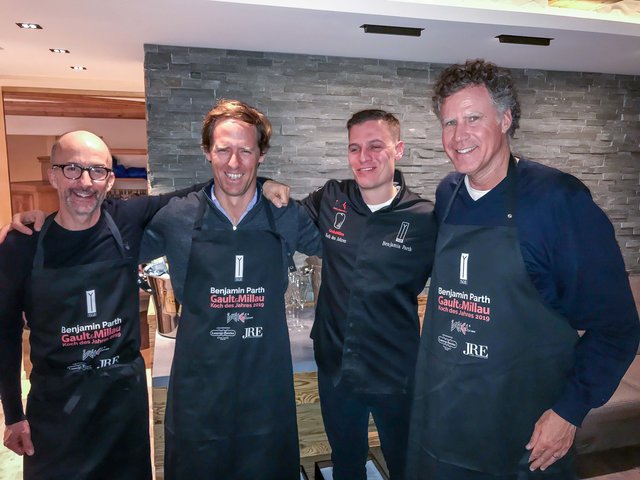 Regisseur Jim Rash, Drehbuchautor Nat Faxon, Haubenkoch Benjamin Parth und Hollywoodstar Will Ferrell (v.l.). | Foto: © YSCLA Stüva