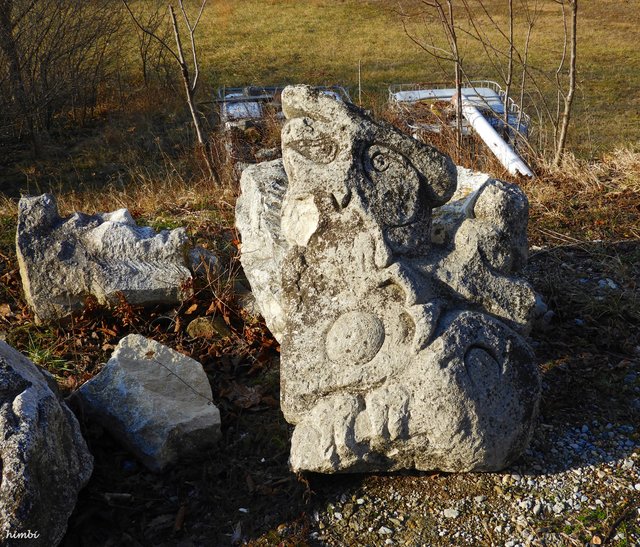 Mit dem verwunschen Steingarten hinterm Kalkofen wird der BAXA seiner kulturellen  Ausrichtung einmal mehr gerecht. Die Steinmetze sind hier seit Jahren tätig und schlagen und hämmern im Schatten des Industriedenkmals und der alten Obstbäume rundum.  Steine in Arbeit aber auch zahlreiche verwitterte Ergebnisse vergangener künstlerischer Aktivitäten säumen das Gelände und verschwinden im wuchernden Grün. 