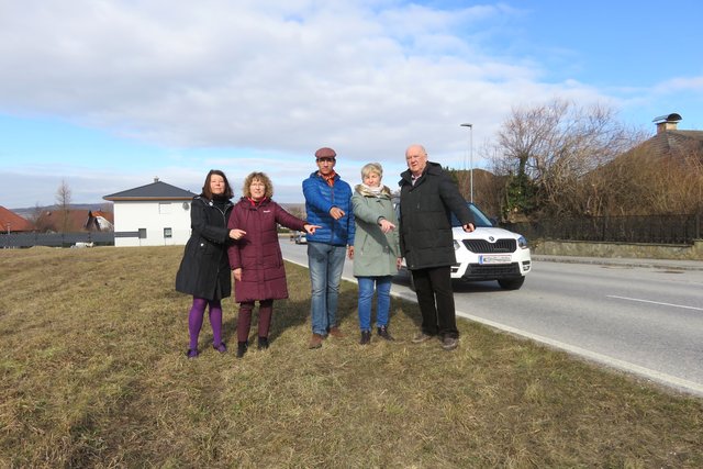 Hier soll eine Radarbox stehen, fordern Brigitte Knierer, Gemeinderätin Helga Ronge, Günter Mares sowie Traude und Karl Fechter.