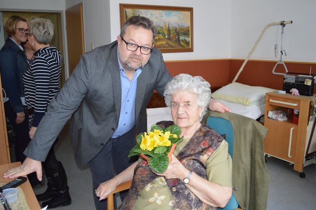 Dir. Michael Strozer mit Ingeborg Piffl. | Foto: PBZ Klosterneuburg