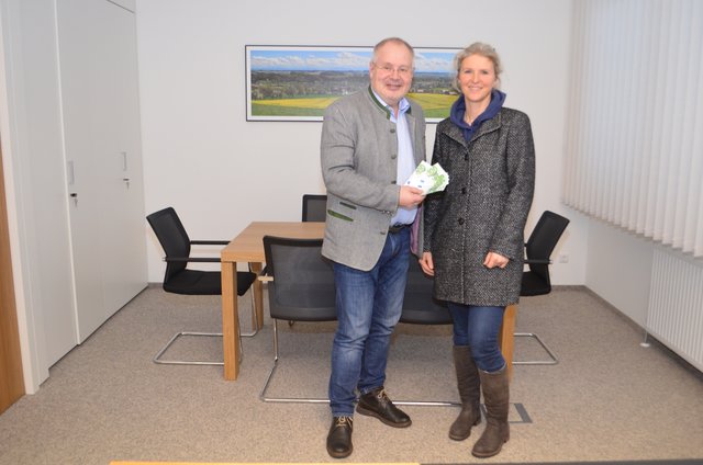 Karin Schlager übergibt im Namen vom Reit- und Fahrverein die Spende an Bgm. Franz Kieslinger | Foto: Gemeinde