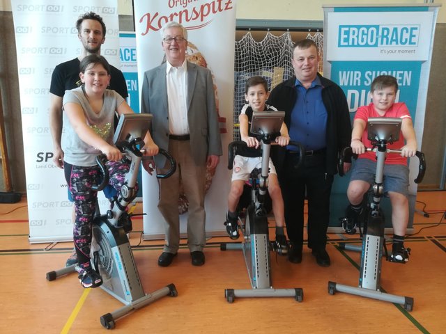 Laura Emeder, Sportkoordinator Reinhard Six, Direktor Klaus Hubelnig, Samuel Buca, Bürgermeister Ferdinand Aigner und Lukas Köttl (v. l.) sind vom Ergo School Race begeistert | Foto: NMS St. Georgen