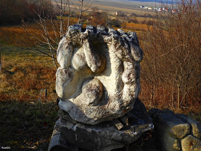 Mit dem verwunschen Steingarten hinterm Kalkofen wird der BAXA seiner kulturellen  Ausrichtung einmal mehr gerecht. Die Steinmetze sind hier seit Jahren tätig und schlagen und hämmern im Schatten des Industriedenkmals und der alten Obstbäume rundum.  Steine in Arbeit aber auch zahlreiche verwitterte Ergebnisse vergangener künstlerischer Aktivitäten säumen das Gelände und verschwinden im wuchernden Grün. 