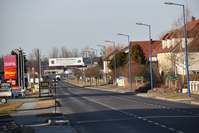 Auf der ganzen nördlichen Stegersbacher Ortsausfahrt in Richtung Ollersdorf gilt nun Tempo 50 statt wie bisher 70. | Foto: Martin Wurglits