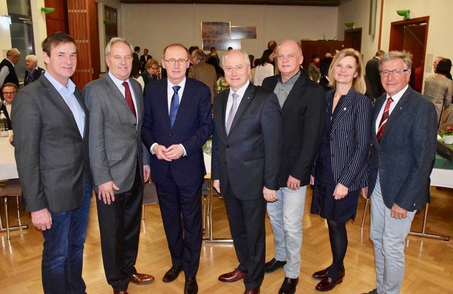 Wirtschaftsreferat zu Valentin: LR Seitinger (mi.) mit Othmar Karas (3.v.li.) und weiteren Ehrengästen.
