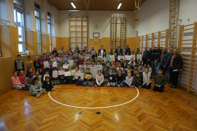 Schüler der Volksschule Fürstenfeld, Lehrer, Initiatoren und Trainer bei der Präsentation des Pilotprojekts im Tunrsaal.
