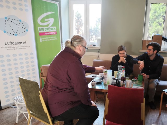 Silvio Heinze und Sebastian Dürr (v.r.n.l.) geben monatlich Workshops zum Selbstbau. | Foto: Nada Andjelic