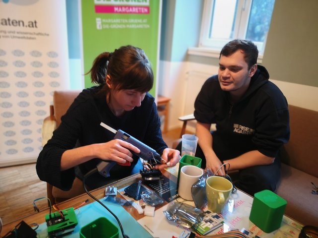 Bezirksvorsteherin Stv. Nikola Furtenbach (links) lud gemeinsam mit den Grünen Margareten und dem Verein luftdaten.at zum Bastel-Workshop.