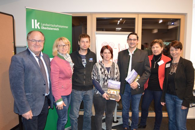 Talkrunde mit Bezirksbauernkammerobmann Kirchdorf Franz Karlhuber; Bezirksobfrau von Steyr Edeltraud Huemer, Martin und Melanie Überwimmer, Andreas Hoffelner; Vorsitzende des Bäuerinnenbeirates Erika Glinsner und Dienststellenleiterin Gabriele Hebesberger (v. li.).