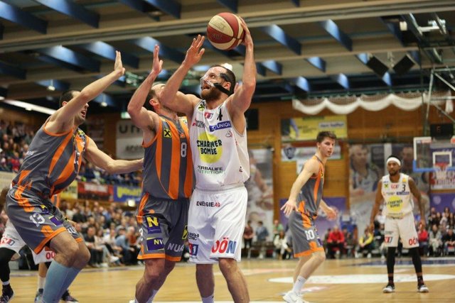Murati holte im Match gegen die Klosterneuburg Dukes großartige 27 Punkte für die Basket Swans Gmunden. | Foto: Kienesberger