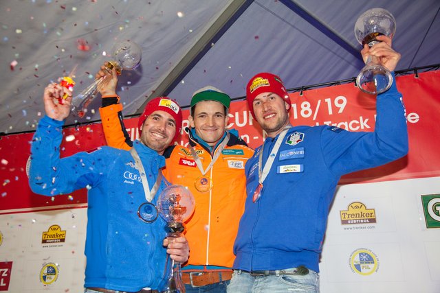 Die Weltcup-Helden von links: Alex Gruber (2.), Thomas Kammerlander (1.) und Patrick Pigneter (3.). | Foto: FIL/Chris Walch