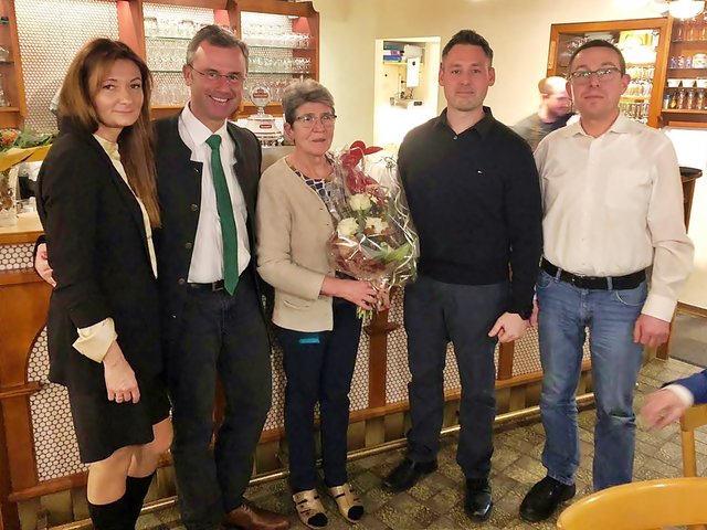 Gratulanten zum 70er: GR Verena Hofer, HBM Norbert Hofer, Jubilarin Maria Szemes, Christoph Theiler, GR Thomas Supper | Foto: FPÖ Pinkafeld