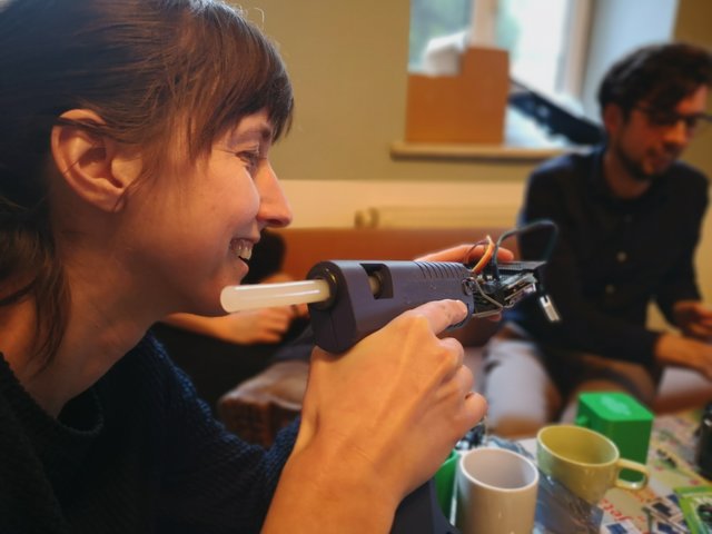 Bezirksvorsteherin Stv. Nikola Furtenbach bastelte ihre eigene Messstation. | Foto: Nada Andjelic