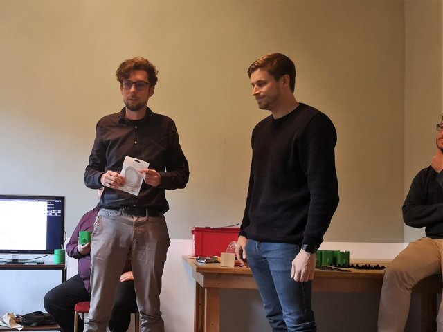 Silvio Heinze und Sebastian Dürr (v.l.n.r.) informieren über die Feinstaubbelastung sowie weitere Informationsquellen. | Foto: Nada Andjelic