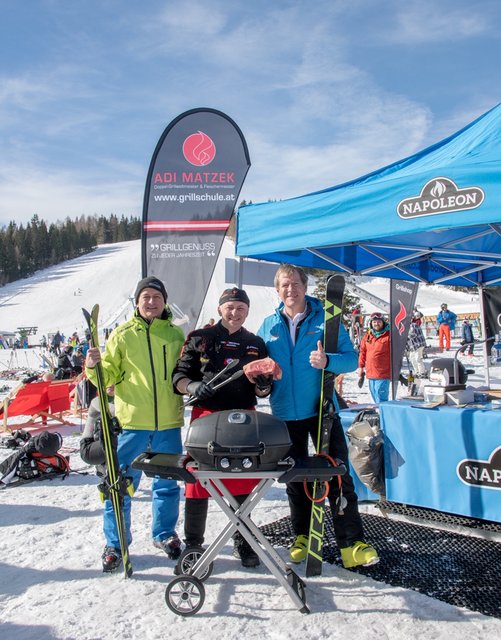 Wintergrillen mit dem Doppelweltmeister: Adi Matzek zaubert zu Ferienbeginn vor der Bärenhütte Köstliches vom heimischen Rind. André Eusterfeldhaus von Napoleon Grills Europe überzeugte sich mit Helmut Holzinger, Vorstand der Hinterstoder-Wurzeralm Bergbahnen, von Adi´s Spezialitäten. | Foto: Haijes