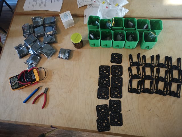 Die Bausätze gibt der Verein luftdaten.at gegen den Elektronikteile-Selbstkostenbeitrag(35 Euro) ab. | Foto: Nada Andjelic