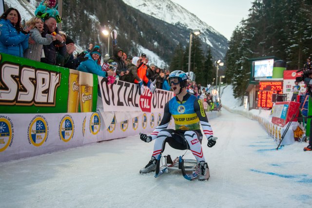 Thomas Kammerlander jubelte nach geglückter Titelverteidigung im Gesamtweltcup. | Foto: FIL/Chris Walch