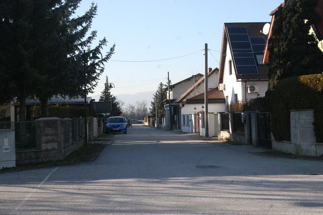 Zwei Einbrecher weckten eine Frau in Trumau in der Nacht - sie flüchtete vorsorglich auf das Hausdach.
