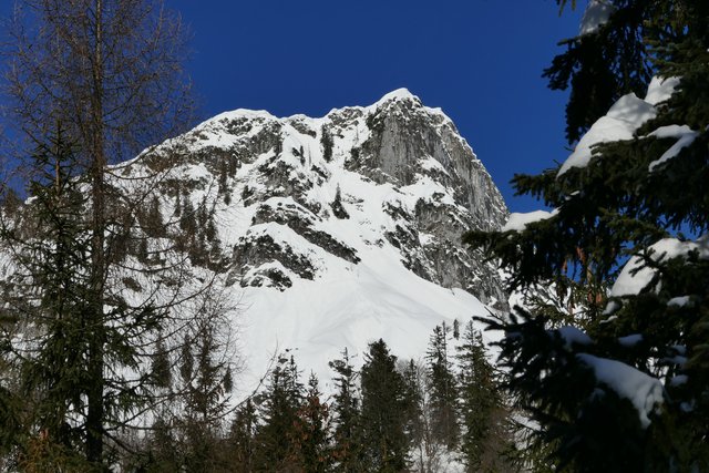Der Törlkopf schaut abweisend aus, ist aber ein feiner Tourenberg.  | Foto: Foto: Thomas Neuhold