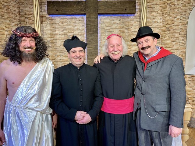 Gelungenes Gastspiel in See: Jesus – der Herr (Stefan Narr), Pfarrer Don Camillo (Markus Narr), Bischof Viktor Haid und Bürgermeister Peppone (Emil Zangerl) (v.l.). | Foto: © Bezirksblätter