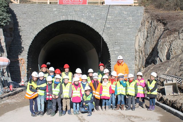 Volksschule Dürnstein bei der Tunnelführung mit DI Benjamin Anibas | Foto: privat