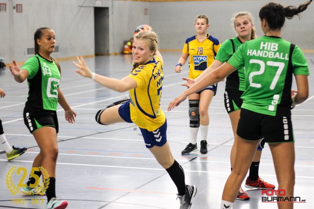 Das Schmelzer Jugendhandball-Turnier sorgt wie im Bild im Vorjahr bei Mädchen und Burschen für Spannung und erstklassige Leistungen des Handball-Nachwuchses.  | Foto: Foto: Rainer Burmann 