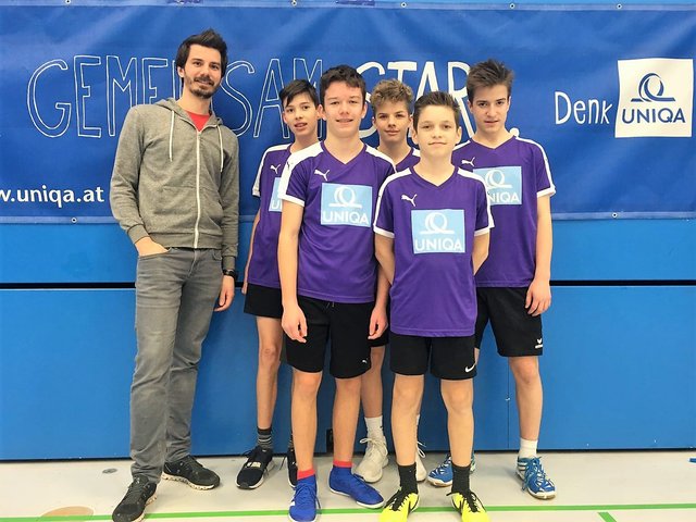 Das Team der NMS Fehring gemeinsam mit Trainer Markus Gether.