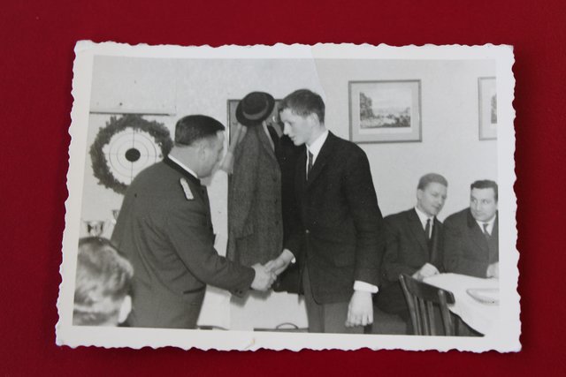 Am Foto: Jungschütze Josef Irsiegler (14 Jahre alt) bei der Preisverleihung Bezirksmeisterschaft in Grein, von links Bezirksschützenmeister Fritz Grell, Irsiegler, Karl Fröschl, Karl Manner. 1960 | Foto: Archiv Irsiegler
