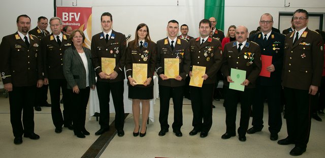 OBR Volker Hanny (l.) unter anderem mit den ausgezeichneten Mitgliedern des Bereichsfeuerwehrverbands. | Foto: Hannes Schreiner