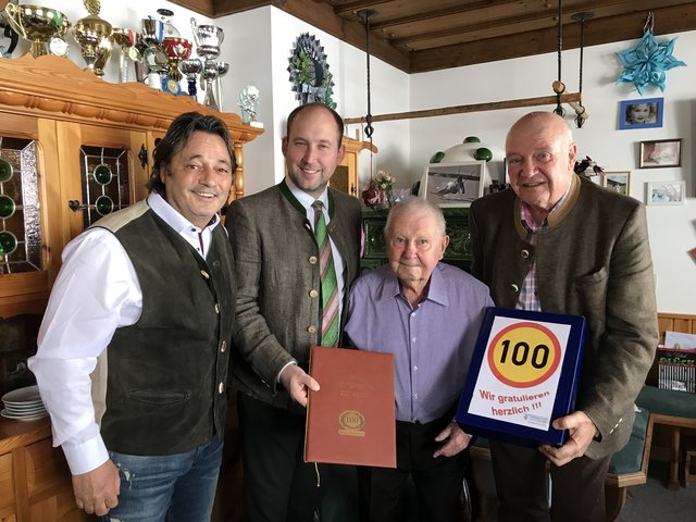 Rupert Embacher mit Vize-Bgm Albert Franz Scherer, LAbg. Bgm. Hannes Schernthaner sowie Seniorenbund Obmann Bgm a. D. Leonhard Madreiter. | Foto: Gemeinde Fusch