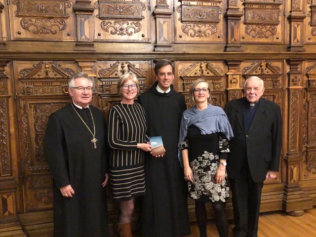 v.l.: Abt Ambros Ebhart, Brunhilde Steger (TYROLIA-Verlag), P. Bernhard Eckerstorfer, Brigitte Krautgartner (ORF Wien), Bischof Maximilian Aichern