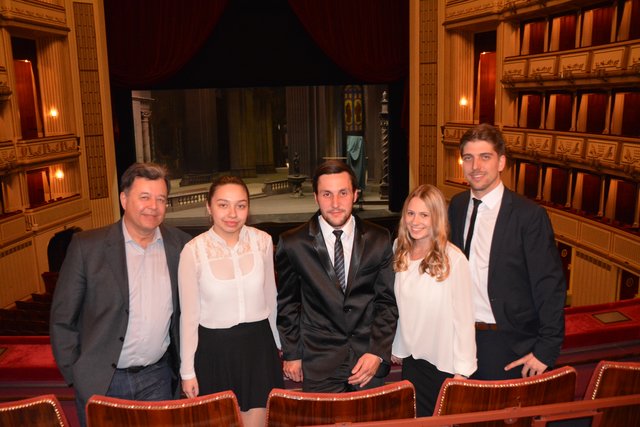 &lt;f&gt;Walter Renner (li.) &lt;/f&gt; mit den Debütanten aus dem Bezirk, Evelyn Paar, Christoph Hauser, Rafaela Grosschedl, Daniel Stifter. | Foto: Eva Maria Plank