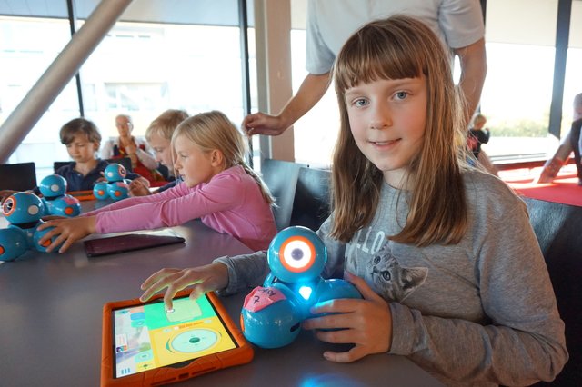 Hier tüftelt ein Mädchen mit Roboter Dash, der sich über das Tablet steuern lies.  | Foto: Stadt Salzburg/Kraxberger