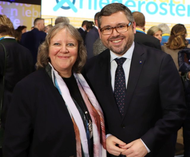 Mobilitätslandesrat Ludwig Schleritzko und VBgm. Margit Weikartschläger bei der Präsentation des Projektes für die Stadtgemeinde Heidenreichstein. | Foto: VPNÖ