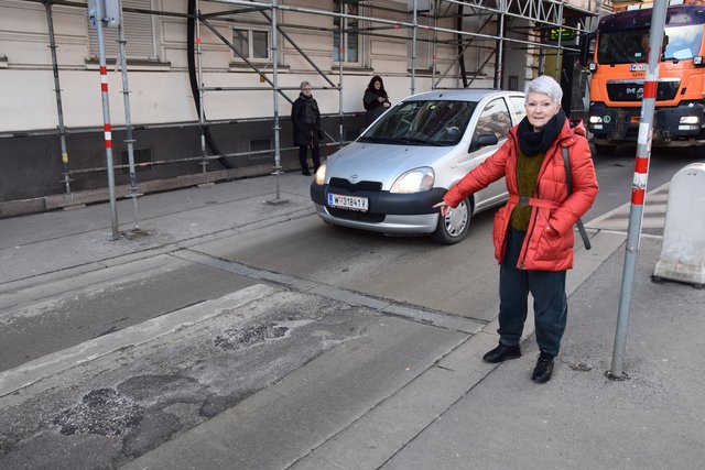 Dank Susanne Jerusalems Bemühungen wird die Gefahrenzone auf der Linzer Straße schon bald beseitigt. | Foto: Naz Kücüktekin