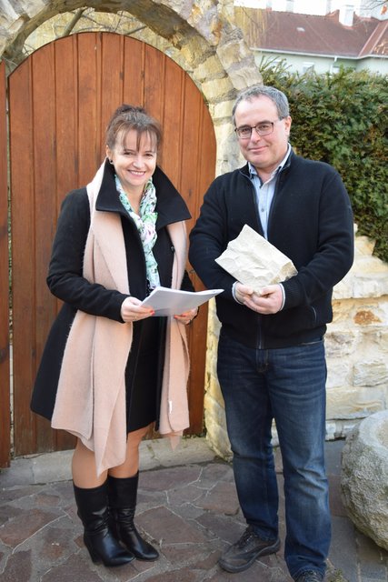 Bürgermeisterin Brigitte Ribisch und Steinmetzmeister Jürgen Thornton begutachten die Pläne für die Erlebnistoiletten und den Sandstein für die Schlosswand mit Spiegel.