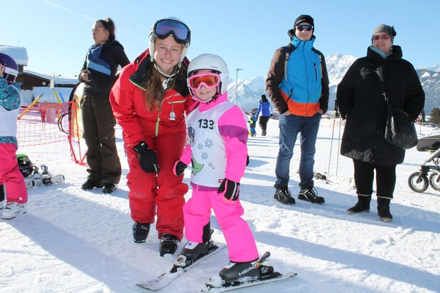 Auch die kleine Lena (5 Jahre) lernte das Skifahren von ihrer Skilehrerin Kathi | Foto: Foto: Knoflach-Haberditz